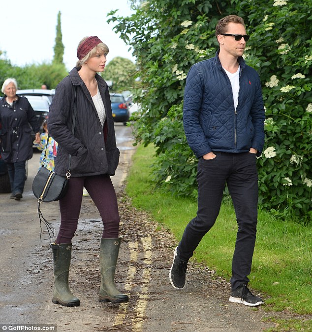 Taylor Swift không thể rời mắt khỏi Tom Hiddleston khi khoác tay bạn trai dạo biển - Ảnh 8.