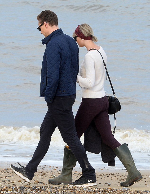 Taylor Swift không thể rời mắt khỏi Tom Hiddleston khi khoác tay bạn trai dạo biển - Ảnh 4.