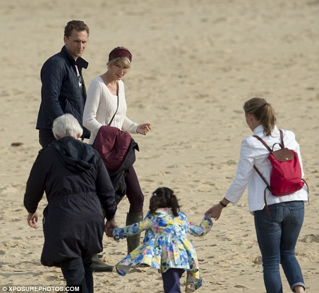 Taylor Swift không thể rời mắt khỏi Tom Hiddleston khi khoác tay bạn trai dạo biển - Ảnh 5.