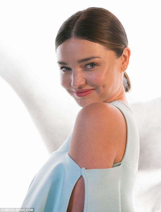 Đôi má lúm đồng tiền của Miranda Kerr trong loạt ảnh này sẽ khiến bạn không thể rời mắt - Ảnh 3.