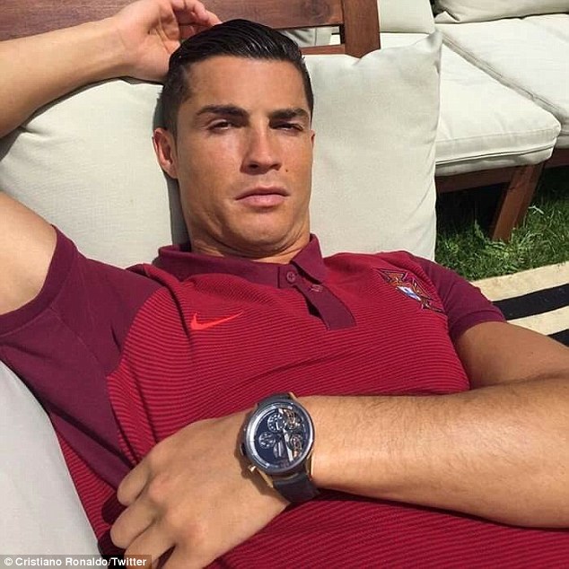 Ronaldo khoe đồng hồ hiệu giá 120 triệu VNĐ - Ảnh 2.