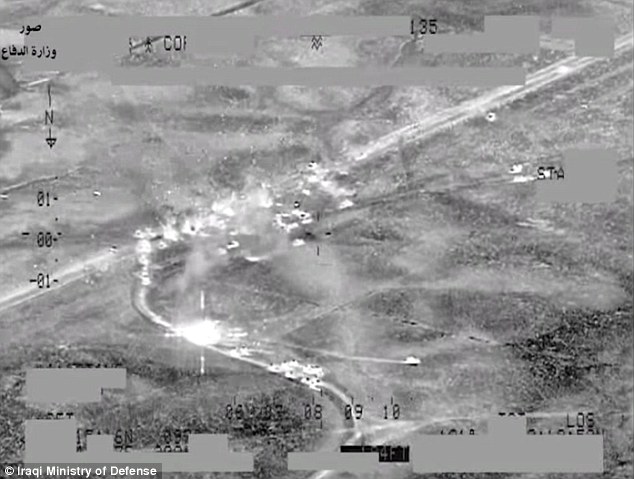 Khoảnh khắc Mỹ không kích tiêu diệt 250 tay súng IS - Ảnh 2.