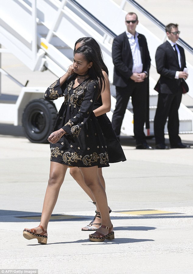 2 công chúa nhà Tổng thống Obama tiếp tục xuất hiện vô cùng xinh đẹp - Ảnh 1.