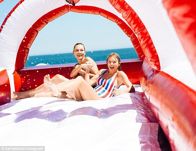 Taylor Swift ngồi v&agrave;o l&ograve;ng Tom Hiddleston, t&igrave;nh tứ h&ocirc;n m&ocirc;i bạn trai - Ảnh 6.