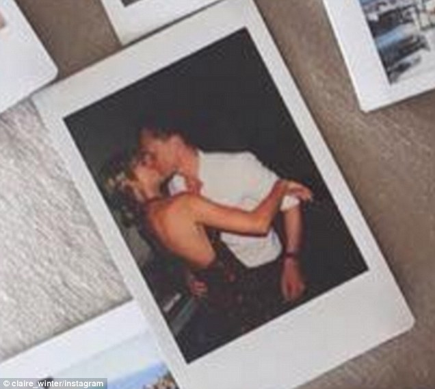 Taylor Swift ngồi v&agrave;o l&ograve;ng Tom Hiddleston, t&igrave;nh tứ h&ocirc;n m&ocirc;i bạn trai - Ảnh 2.