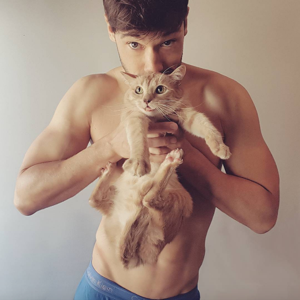 Loạt ảnh trai đẹp thế giới chụp với mèo: Bạn gái có thể không có, nhưng mèo nhất định phải nuôi 1 con! - Ảnh 3.