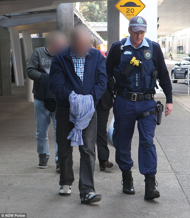 Úc: Bố cùng bạn trai bị cáo buộc cưỡng hiếp con gái 10 tháng tuổi trong 3 giờ - Ảnh 1.