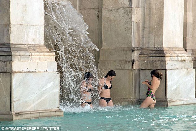 Người dân thành Rome bức xúc khi 3 nữ du khách thản nhiên mặc bikini tắm ở đài phun nước 400 năm tuổi - Ảnh 2.