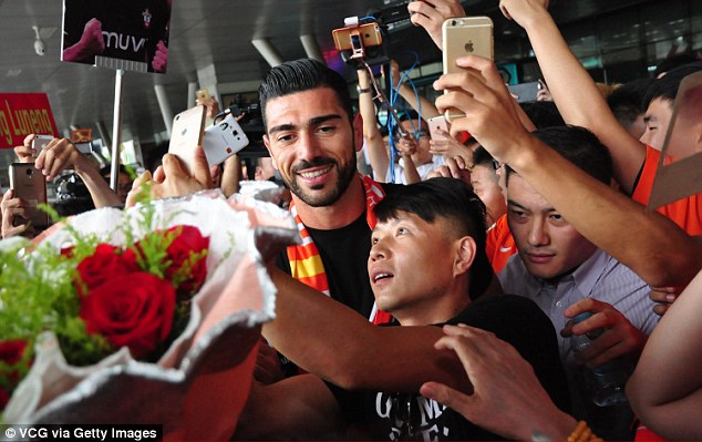 Chinese Super League, bí ẩn về giải đấu có thể mua cả Messi lẫn Ronaldo - Ảnh 1.