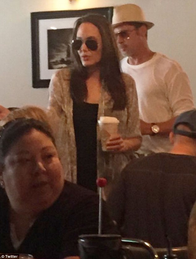 Mặc tin đồn ly h&ocirc;n, Angelina Jolie v&agrave; Brad Pitt giản dị mừng sinh nhật con - Ảnh 2.
