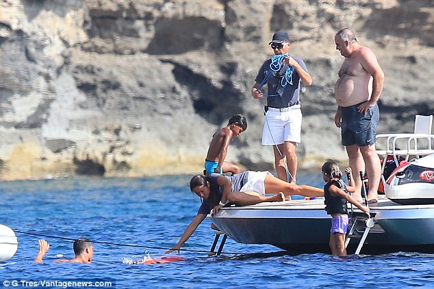 Bố con Ronaldo thư thái nghỉ ngơi trên du thuyền - Ảnh 1.