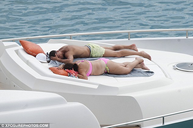 Bố con Ronaldo thư thái nghỉ ngơi trên du thuyền - Ảnh 6.