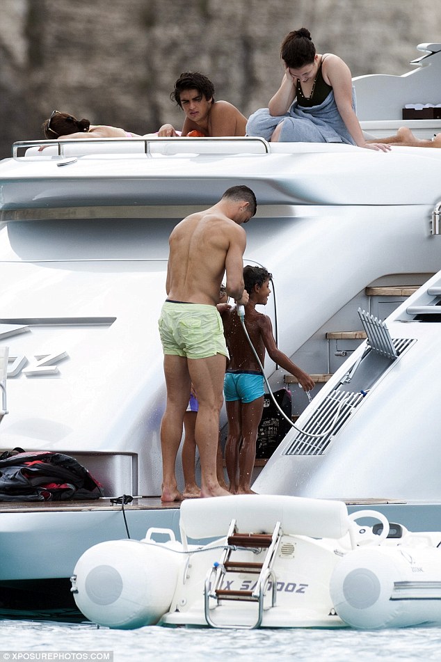 Bố con Ronaldo thư thái nghỉ ngơi trên du thuyền - Ảnh 4.