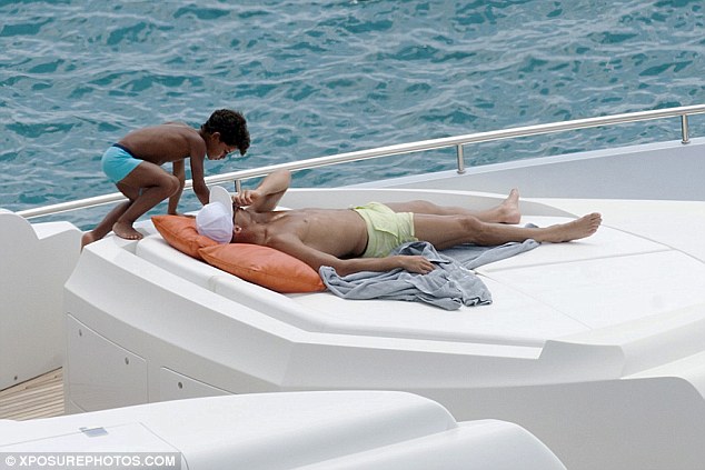 Bố con Ronaldo thư thái nghỉ ngơi trên du thuyền - Ảnh 8.