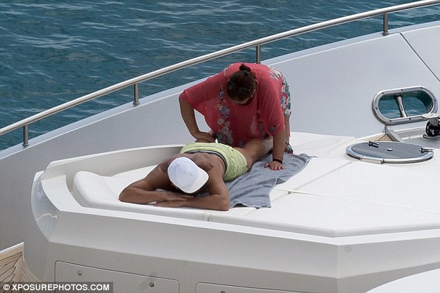 Bố con Ronaldo thư thái nghỉ ngơi trên du thuyền - Ảnh 7.