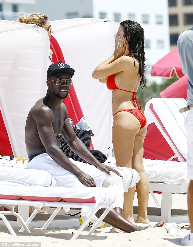 Vợ Bacary Sagna diện bikini, khoe dáng nuột nà trên bờ biển - Ảnh 9.