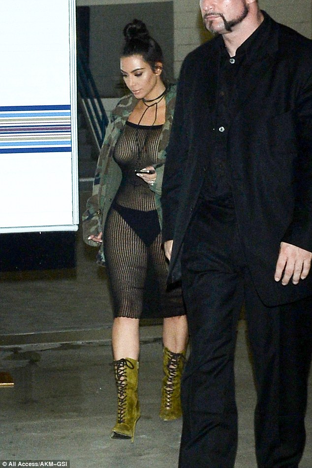 Kim Kardashian diện trang phục mặc như không mặc, lộ cả nội y trên phố - Ảnh 2.