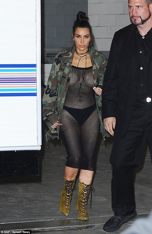 Kim Kardashian diện trang phục mặc như không mặc, lộ cả nội y trên phố - Ảnh 1.