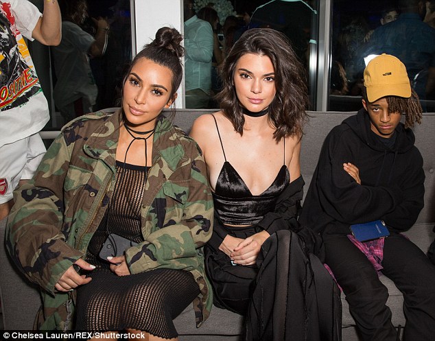 Kim Kardashian diện trang phục mặc như không mặc, lộ cả nội y trên phố - Ảnh 5.