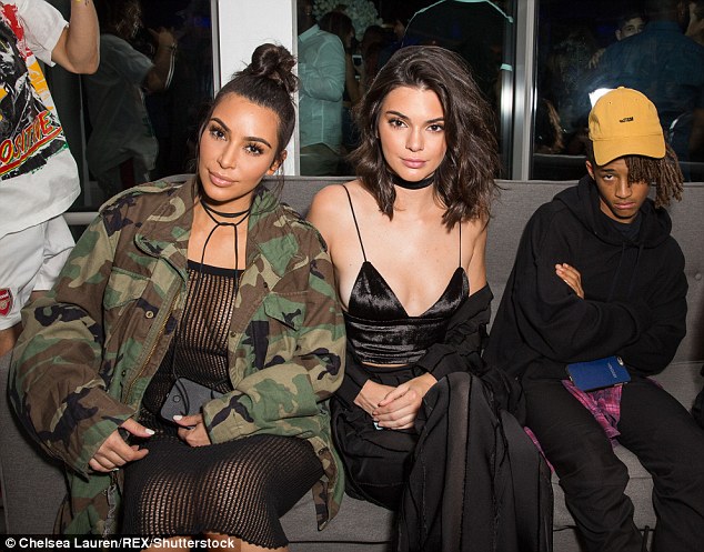 Kim Kardashian diện trang phục mặc như kh&ocirc;ng mặc, lộ cả nội y tr&ecirc;n phố - Ảnh 5.