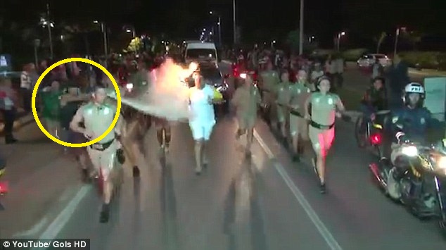 Kẻ qu&aacute; kh&iacute;ch d&ugrave;ng b&igrave;nh cứu hỏa định xịt tắt đuốc Olympic - Ảnh 2.