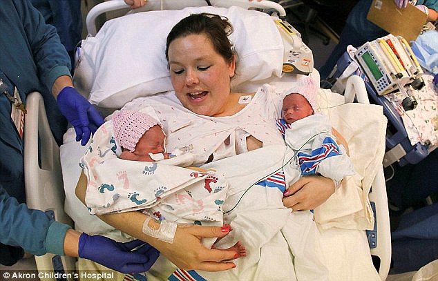 2 cô nhóc nổi tiếng trong bức ảnh cặp sinh đôi nắm chặt tay khi mới sinh giờ ra sao? - Ảnh 2.