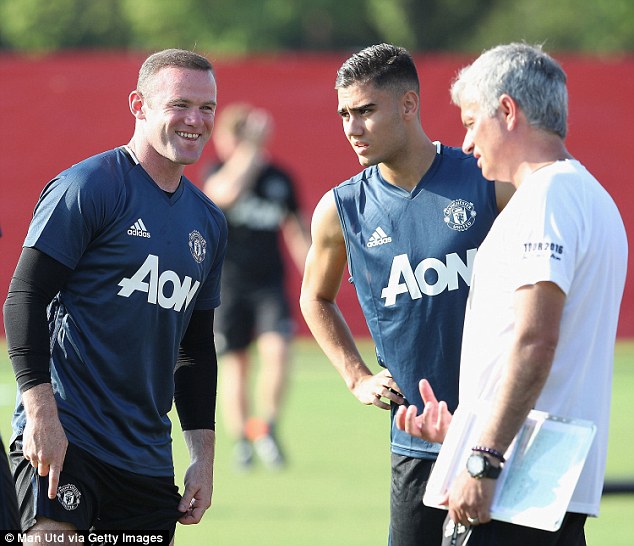 Cựu sao Premier League hiến kế cho Mourinho giải b&agrave;i to&aacute;n Rooney - Pogba - Ảnh 4.