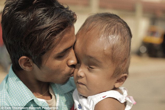 C&ocirc; b&eacute; người ngo&agrave;i h&agrave;nh tinh được t&igrave;m thấy trong ng&ocirc;i l&agrave;ng ngh&egrave;o kh&oacute;, 3 năm sau em đ&atilde; thay đổi thần kỳ - Ảnh 8.