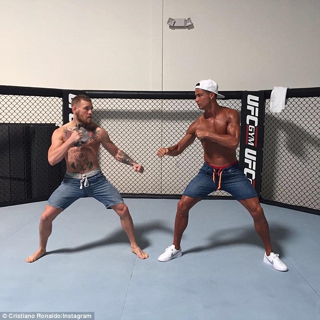 Ronaldo đọ cơ bắp khủng với gã điên Conor McGregor - Ảnh 2.