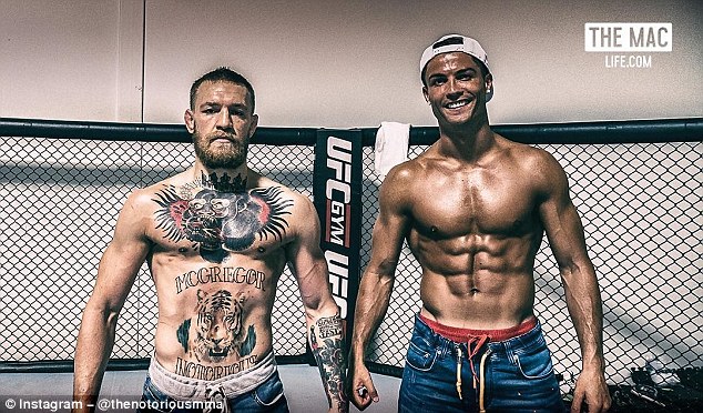 Ronaldo đọ cơ bắp khủng với gã điên Conor McGregor - Ảnh 1.