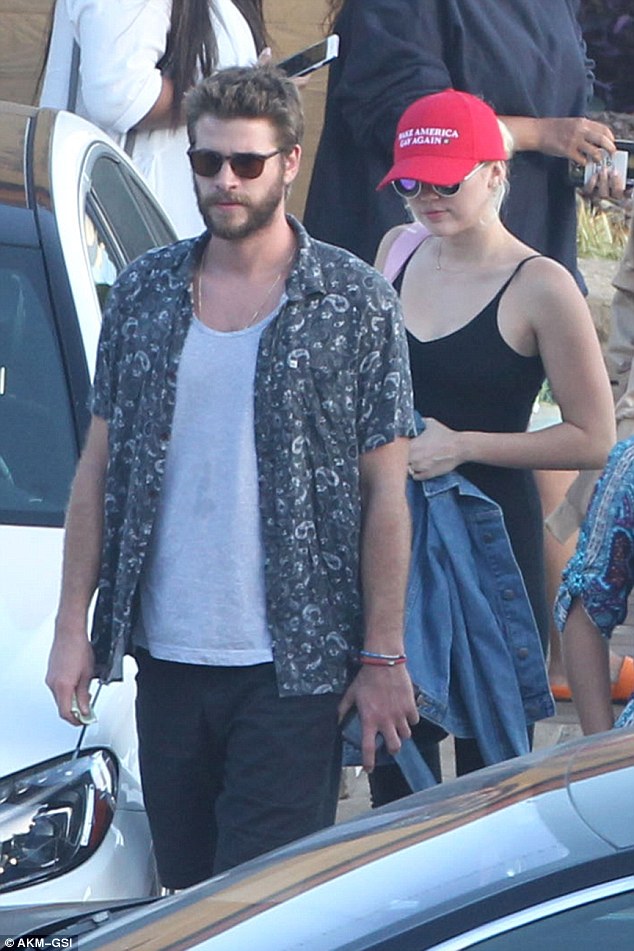 Miley Cyrus bị nghi đ&atilde; b&iacute; mật kết h&ocirc;n với Liam Hemsworth  - Ảnh 3.