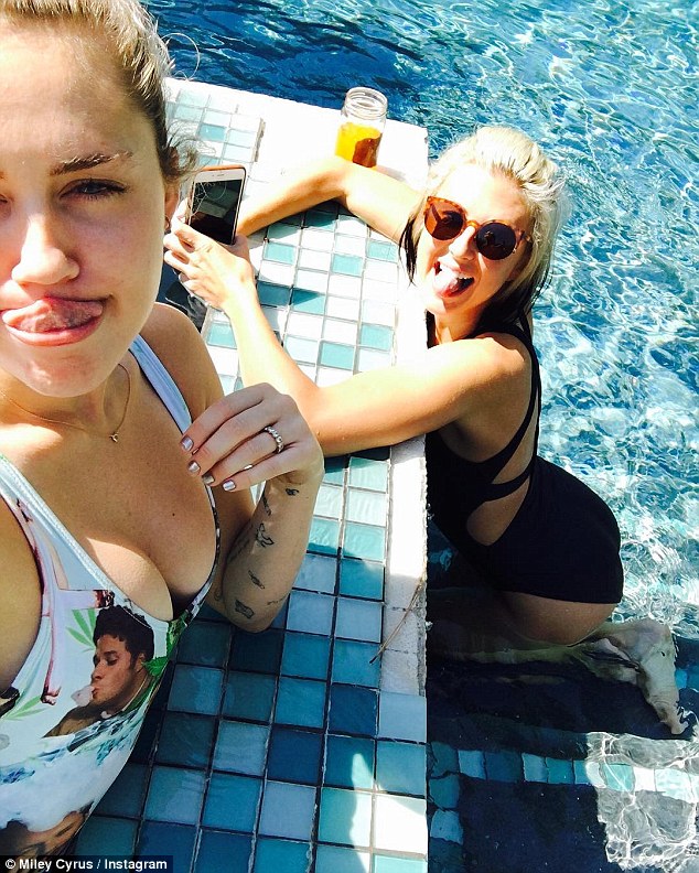 Miley Cyrus bị nghi đ&atilde; b&iacute; mật kết h&ocirc;n với Liam Hemsworth  - Ảnh 1.