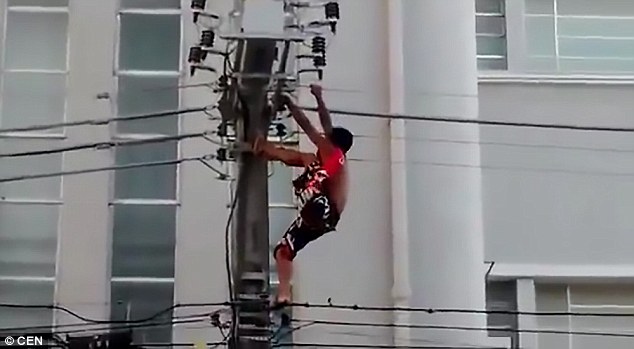Khoảnh khắc kinh hoàng người đàn ông bị điện giật khi trèo lên cột điện nhìn Tổng thống Brazil - Ảnh 2.