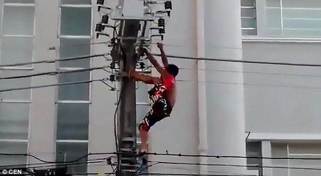 Khoảnh khắc kinh ho&agrave;ng người đ&agrave;n &ocirc;ng bị điện giật khi tr&egrave;o l&ecirc;n cột điện nh&igrave;n Tổng thống Brazil - Ảnh 2.
