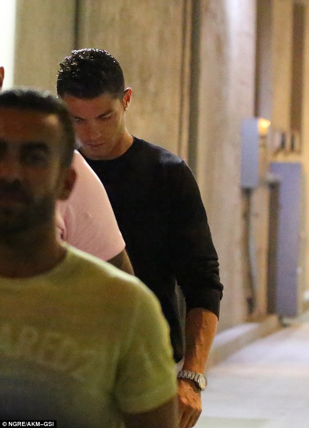 Ronaldo hẹn DJ Calvin Harris đi bù khú - Ảnh 4.