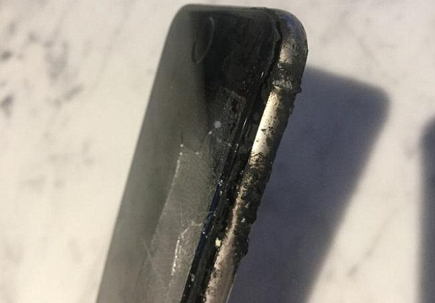 Đừng nhét iPhone ở túi sau nếu không muốn bỏng đùi như chàng trai này - Ảnh 2.