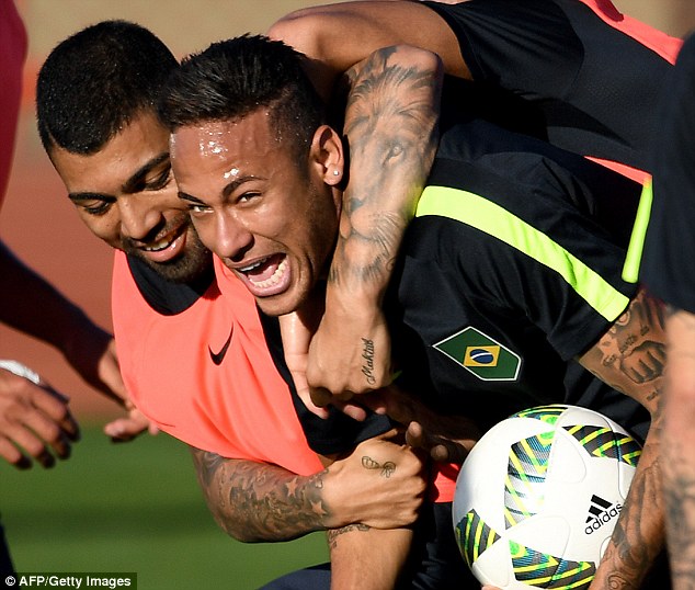 H&igrave;nh xăm đặc biệt của Neymar bị đồng đội nh&aacute;i lại - Ảnh 4.