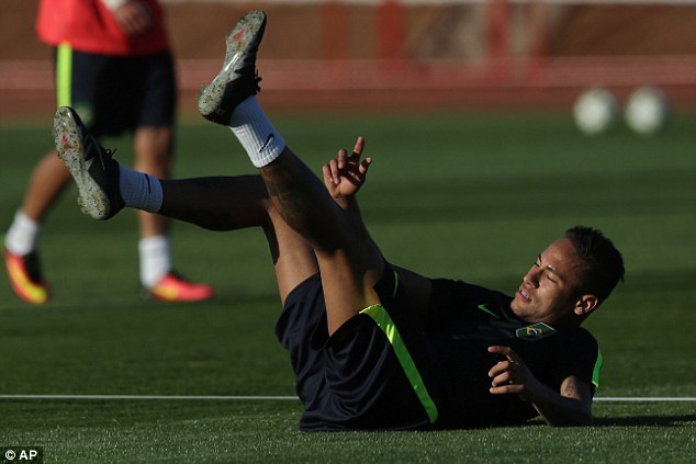 H&igrave;nh xăm đặc biệt của Neymar bị đồng đội nh&aacute;i lại - Ảnh 6.