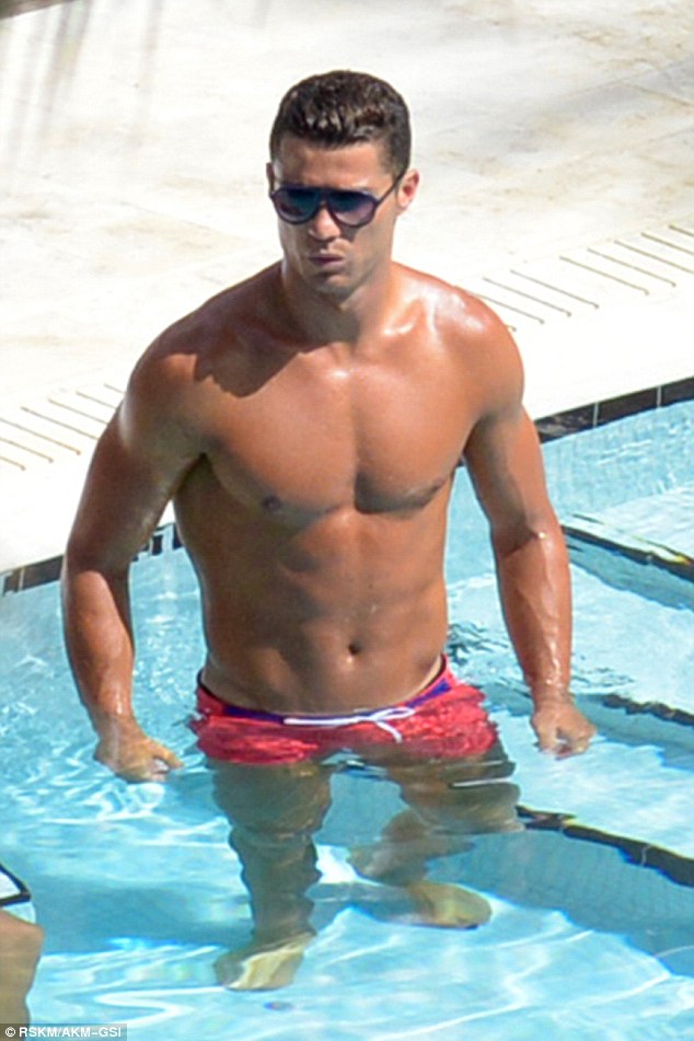 Vắng cô bạn gái nóng bỏng, Ronaldo đi bơi với gương mặt ủ rũ - Ảnh 3.
