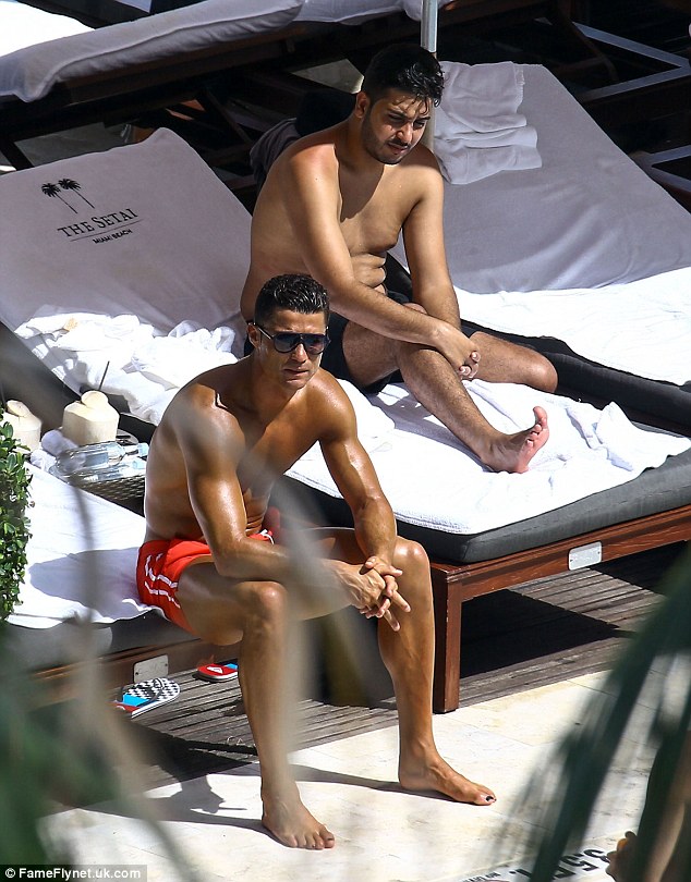 Vắng cô bạn gái nóng bỏng, Ronaldo đi bơi với gương mặt ủ rũ - Ảnh 6.