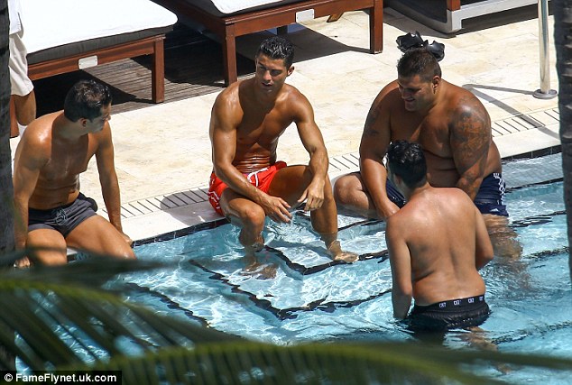 Vắng cô bạn gái nóng bỏng, Ronaldo đi bơi với gương mặt ủ rũ - Ảnh 4.