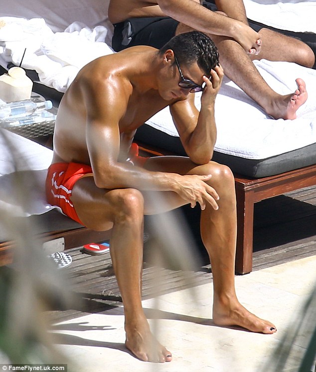 Vắng cô bạn gái nóng bỏng, Ronaldo đi bơi với gương mặt ủ rũ - Ảnh 7.