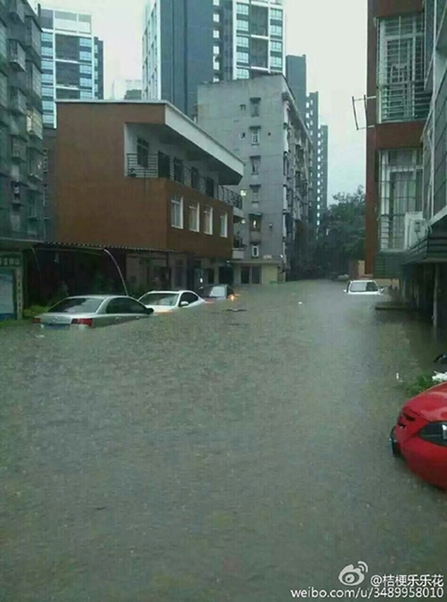 Chùm ảnh: Cảnh tượng lụt lội khủng khiếp ở Trung Quốc - Ảnh 14.