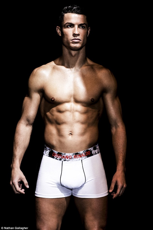 Bộ ảnh bán nude khoe cơ bắp vạm vỡ của Ronaldo - Ảnh 4.