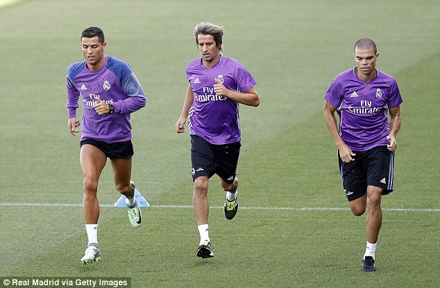 Ronaldo hào hứng lái siêu xe Bugatti Veyron hơn 3 triệu đô - Ảnh 9.
