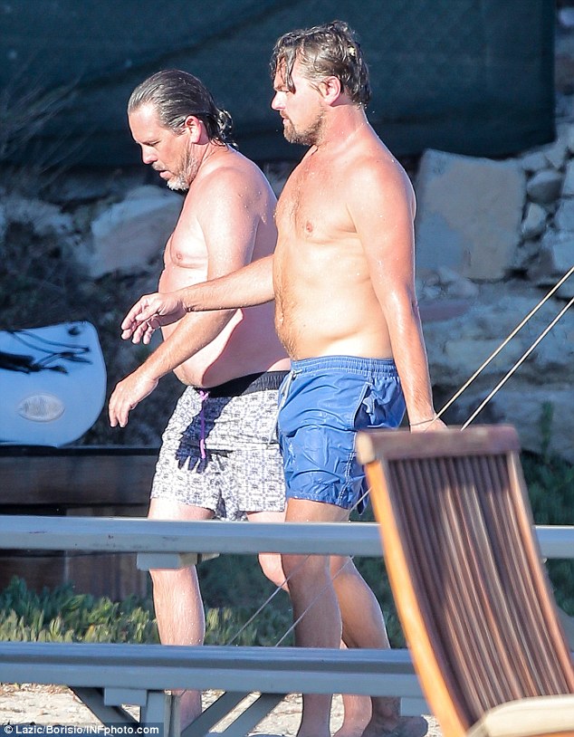 Leonardo DiCaprio lãng tử ngày nào giờ đây béo phệ và hẹn hò bạn gái đáng tuổi con - Ảnh 1.