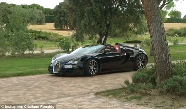 Ronaldo hào hứng lái siêu xe Bugatti Veyron hơn 3 triệu đô - Ảnh 4.
