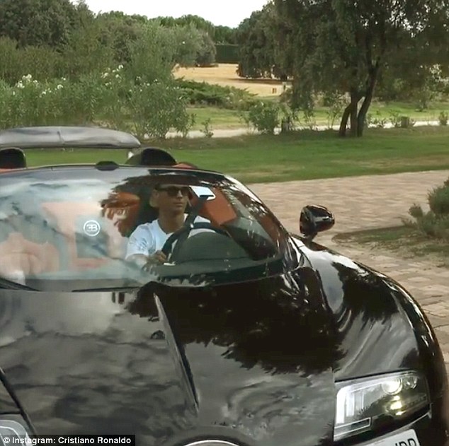 Ronaldo hào hứng lái siêu xe Bugatti Veyron hơn 3 triệu đô - Ảnh 5.