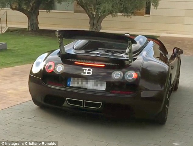 Ronaldo hào hứng lái siêu xe Bugatti Veyron hơn 3 triệu đô - Ảnh 8.