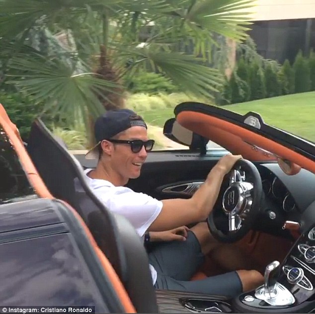 Ronaldo hào hứng lái siêu xe Bugatti Veyron hơn 3 triệu đô - Ảnh 7.